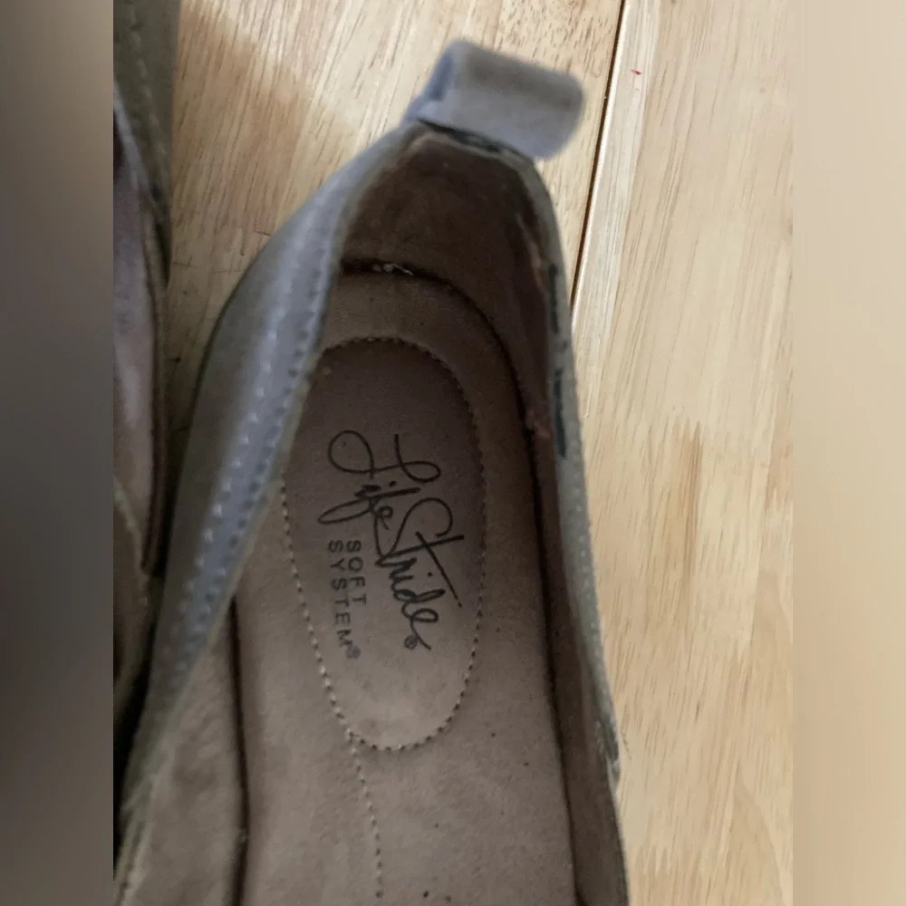 LifeStride soft system flats in size 9M in good condition light tan color
